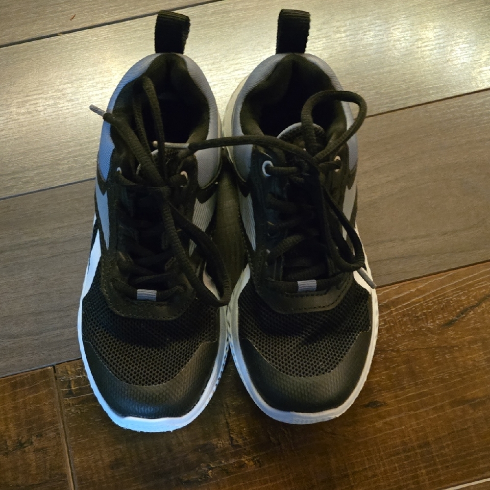 🔴 Black & White Reebok Runners